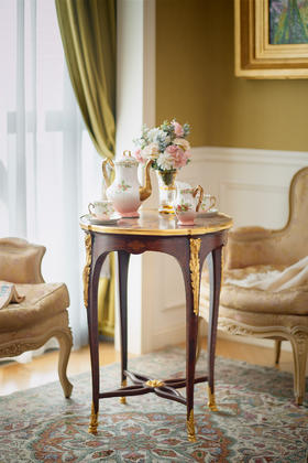 独角鹿西洋古董19世纪末法国出品花叶主题铜鎏金精雕嵌大理石台面装饰细木镶嵌桃花芯木圆桌