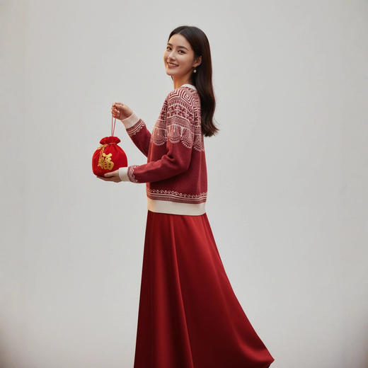 「自」全新升级【铂金会员330/天猫439/差价109】(14436)洛诗琳新年系列红色毛衣2025秋冬国风提花圆领羊毛针织上衣 商品图3