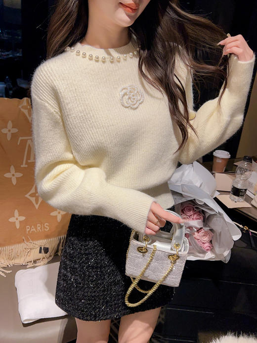 张心子【黑白柏林】赫本风气质高级山茶花珍珠领毛衣 U2512004 商品图3