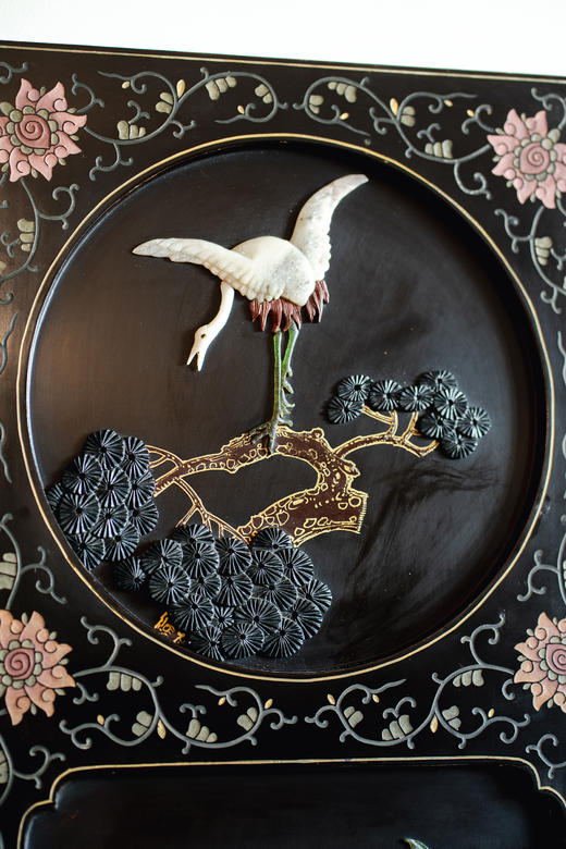 【已售】独角鹿西洋古董20世纪中期中国出品「瓶花仙鹤」主题黑地漆木描金装饰硬石镶嵌双面六曲屏风 商品图9