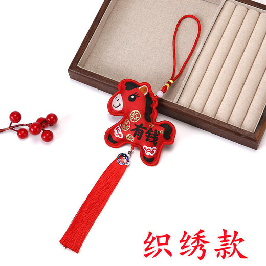 【古风传承❗️锦缎包边香囊】绚丽色彩锦缎材质，复古工艺细腻触感，精工包边复古流苏，多种款式可选，生肖吉祥物挂件新年伴手礼马上有钱有福香包QQ 商品图11