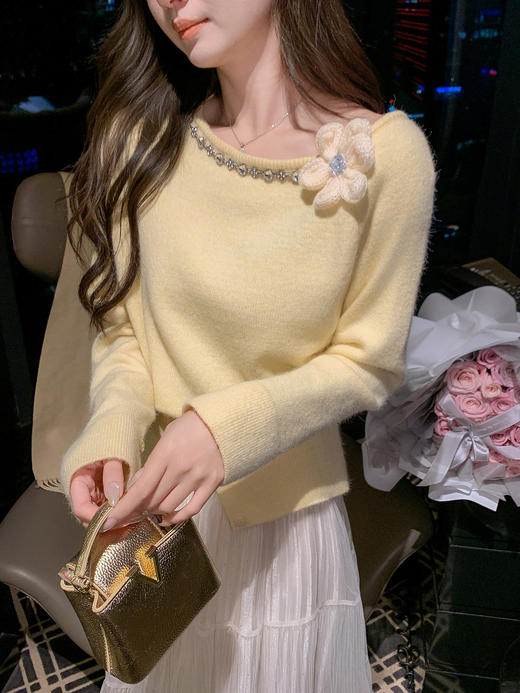 张心子【静谧热岛】秋冬保暖设计感立体花镶钻毛衣 U2601040 商品图9