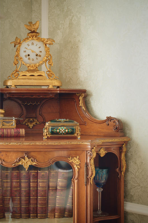 独角鹿西洋古董20世纪初法国出品路易十五风格繁花卷叶主题铜鎏金精雕装饰核桃木玻璃展柜 商品图3