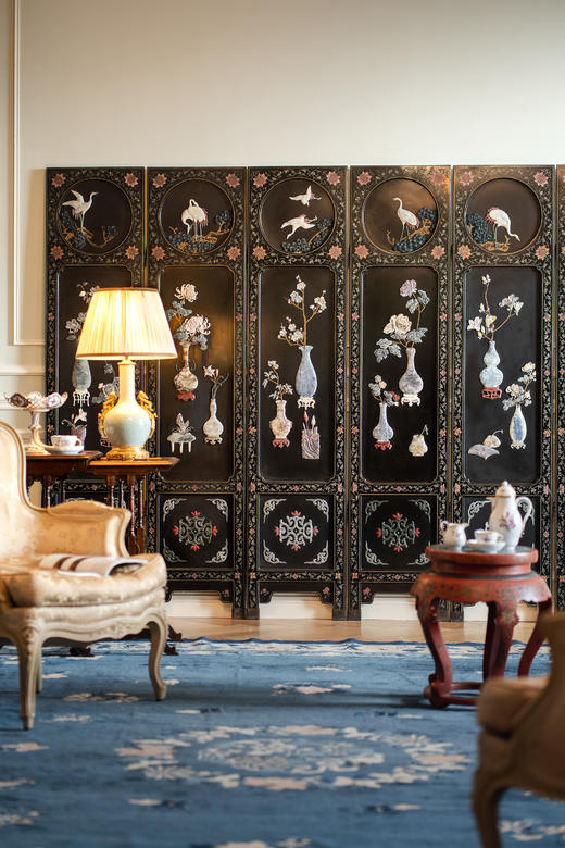 【已售】独角鹿西洋古董20世纪中期中国出品「瓶花仙鹤」主题黑地漆木描金装饰硬石镶嵌双面六曲屏风 商品图1