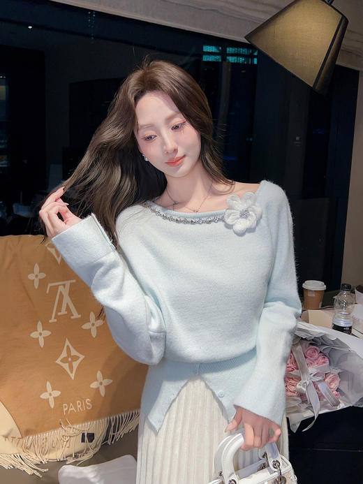 张心子【静谧热岛】秋冬保暖设计感立体花镶钻毛衣 U2601040 商品图5