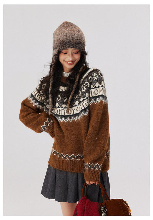 🔥  寒冬腊月，气温渐低，一抹热烈的红，就让人心生暖意。【北欧风费尔岛菱形字母提花针织套头毛衣J1060】颜值一下子击中了我，面料也是毛衣党的爱——摸起来软软糯糯，穿上去挺立有型。 商品图2