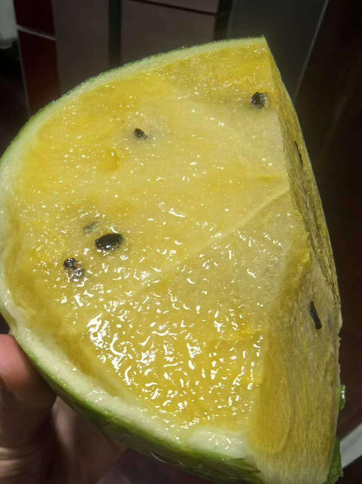 小兰冰淇淋西瓜，酥脆甜
拿到手沉甸甸的 每颗都圆滚滚饱满
挺新鲜的皮薄果肉细腻
咬下第一口直西瓜汁嘴里爆开💦
甜到到了嗓子眼那种！
榨汁喝也好好喝啊
3.5-4.5斤/个 商品图1