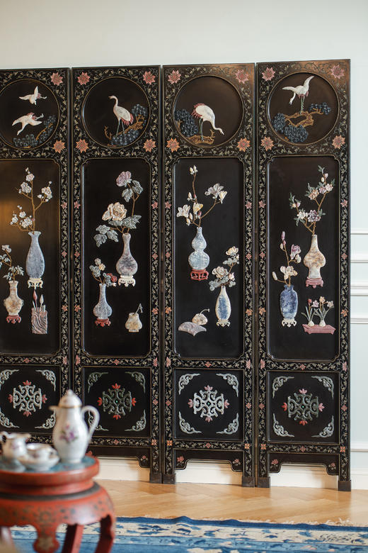 【已售】独角鹿西洋古董20世纪中期中国出品「瓶花仙鹤」主题黑地漆木描金装饰硬石镶嵌双面六曲屏风 商品图2