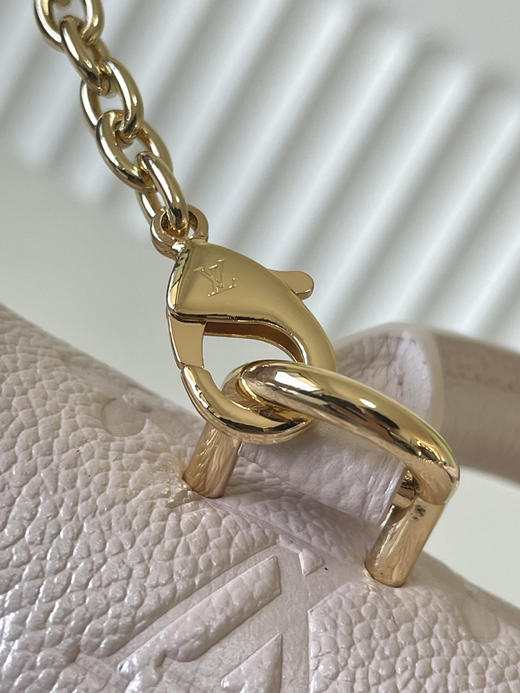 秋冬特惠💰780 原单LV M27043 尺寸：12.5×6×21cm NANO MADELEINE 全皮链条包 变码芯片 商品图4