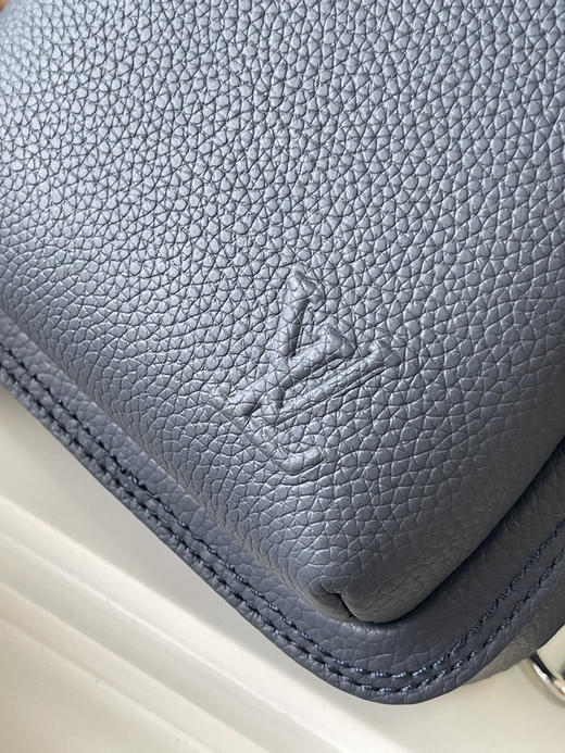 秋冬特惠💰800 原单LV M15269 尺寸：33×16×5.7cm AUENUE 全皮单肩胸包 变码芯片 商品图4