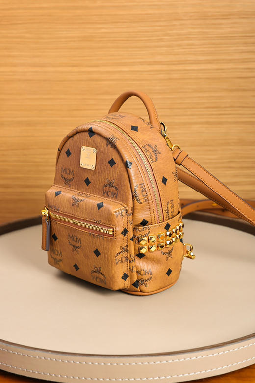 秋冬特惠💰800 原单MCM 原厂皮 𝗫-𝗠𝗶𝗻𝗶迷你铆钉双肩背包MMK6SVE92CO001 经典干邑色 商品图1