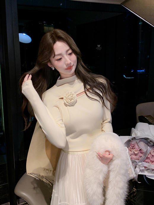 张心子【温暖呼吸】加厚磨毛挖空心机打底衫别致扭结长袖上衣 U2601027 商品图9