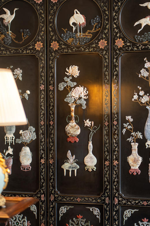 【已售】独角鹿西洋古董20世纪中期中国出品「瓶花仙鹤」主题黑地漆木描金装饰硬石镶嵌双面六曲屏风 商品图3