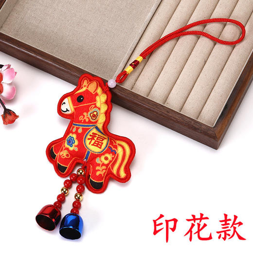 【古风传承❗️锦缎包边香囊】绚丽色彩锦缎材质，复古工艺细腻触感，精工包边复古流苏，多种款式可选，生肖吉祥物挂件新年伴手礼马上有钱有福香包QQ 商品图5