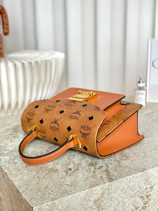 秋冬特惠💰800 原单MCM 原厂皮 定制级五金 手拧斜挎风琴包MWE8APA69CO001 经典干邑色 这款经典挎包 商品图6