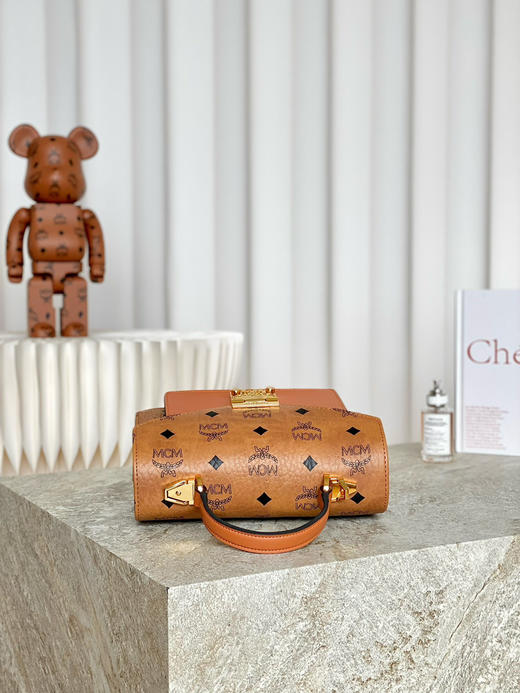 秋冬特惠💰800 原单MCM 原厂皮 定制级五金 手拧斜挎风琴包MWE8APA69CO001 经典干邑色 这款经典挎包 商品图3