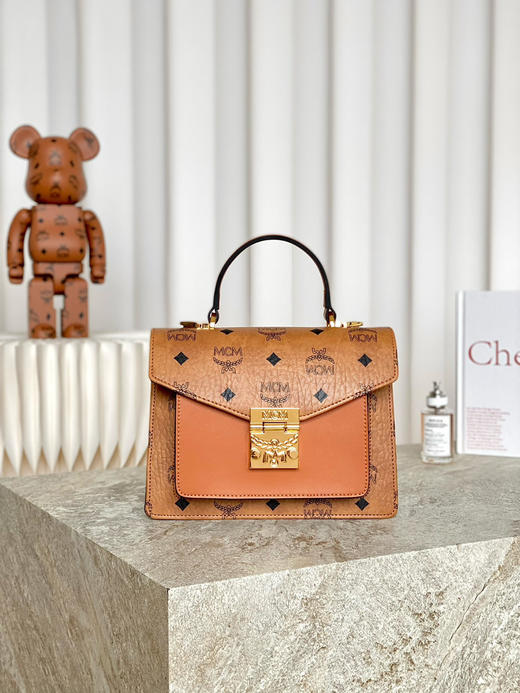 秋冬特惠💰800 原单MCM 原厂皮 定制级五金 手拧斜挎风琴包MWE8APA69CO001 经典干邑色 这款经典挎包 商品图1