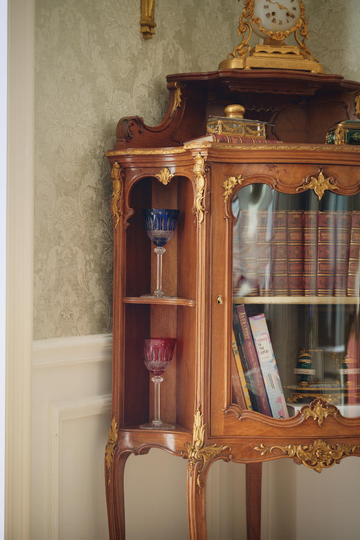 独角鹿西洋古董20世纪初法国出品路易十五风格繁花卷叶主题铜鎏金精雕装饰核桃木玻璃展柜 商品图5