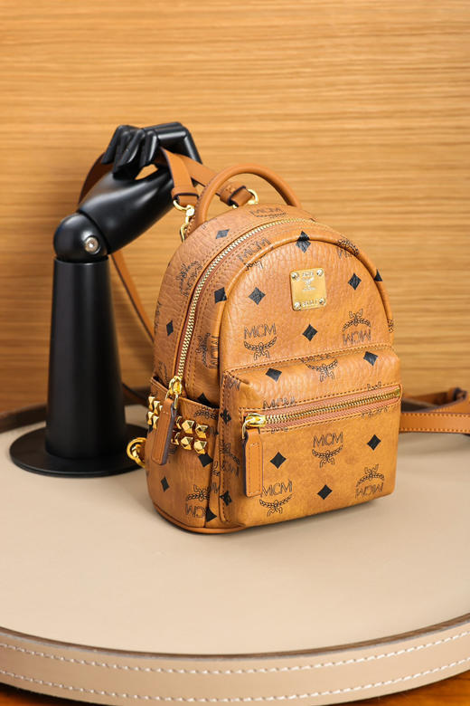 秋冬特惠💰800 原单MCM 原厂皮 𝗫-𝗠𝗶𝗻𝗶迷你铆钉双肩背包MMK6SVE92CO001 经典干邑色 商品图6