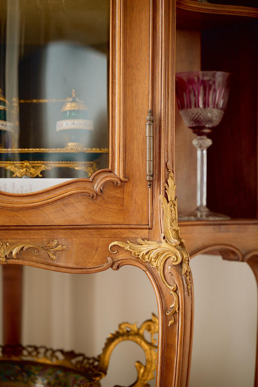 独角鹿西洋古董20世纪初法国出品路易十五风格繁花卷叶主题铜鎏金精雕装饰核桃木玻璃展柜 商品图8