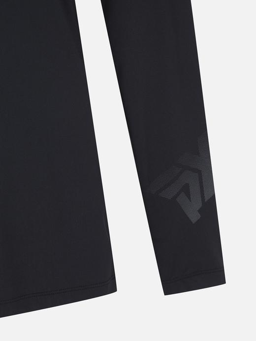 男士薄款可外穿打底衣来了！这款轻量打底衣，面料触感柔滑，穿在身上有种润润的丝滑感觉，而且吸湿排汗弹力大，两种功能面料拼接剪裁，立体合身不紧勒，颗粒渐变设计的LOGO印花！ 商品图2