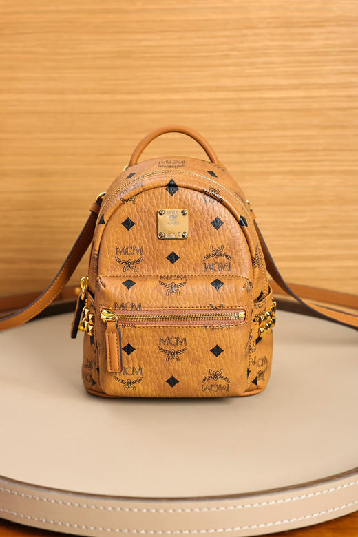 秋冬特惠💰800 原单MCM 原厂皮 𝗫-𝗠𝗶𝗻𝗶迷你铆钉双肩背包MMK6SVE92CO001 经典干邑色 商品图0