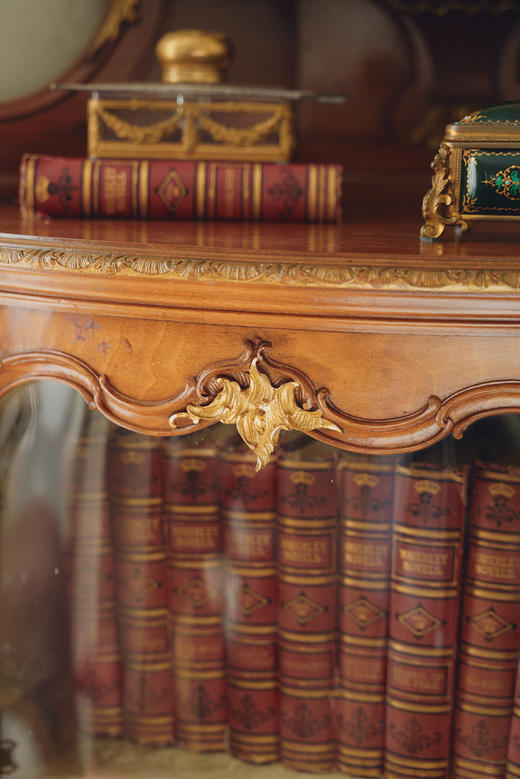 独角鹿西洋古董20世纪初法国出品路易十五风格繁花卷叶主题铜鎏金精雕装饰核桃木玻璃展柜 商品图7