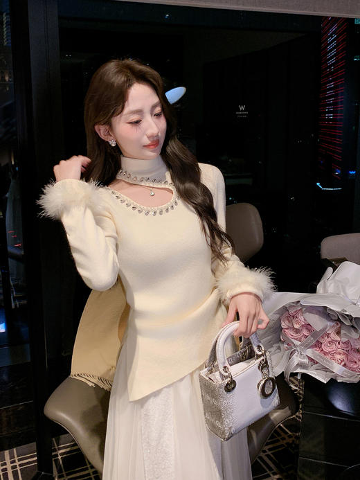 张心子【温暖壁炉】半高领手袖羽毛挖空镶钻上衣 U2601003 商品图9