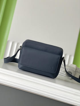 秋冬特惠💰780 原单LV M15260 尺寸：24×18×9cm BOARDING 全皮邮差包 变码芯片