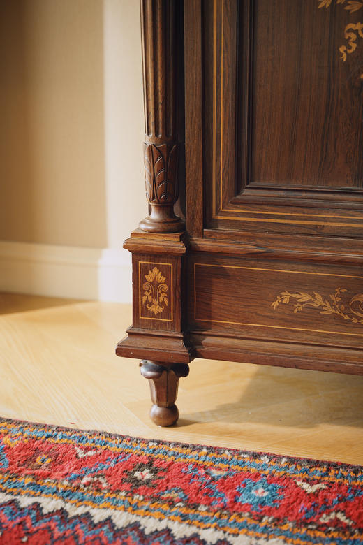 独角鹿西洋古董19世纪末法国出品路易十六风格大理石台面装饰繁花卷叶主题细木镶嵌桃花芯木边柜 商品图7