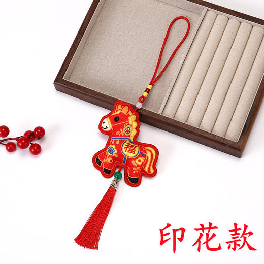 【古风传承❗️锦缎包边香囊】绚丽色彩锦缎材质，复古工艺细腻触感，精工包边复古流苏，多种款式可选，生肖吉祥物挂件新年伴手礼马上有钱有福香包QQ 商品图7