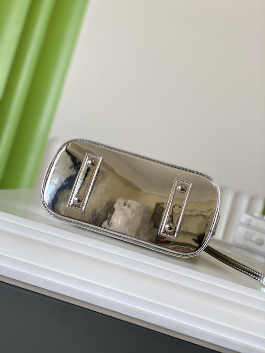 秋冬特惠💰850 原单LV M26335 尺寸：23.5×17.5×11.5cm ALMA BB 漆皮贝壳包 变码芯片 商品图3