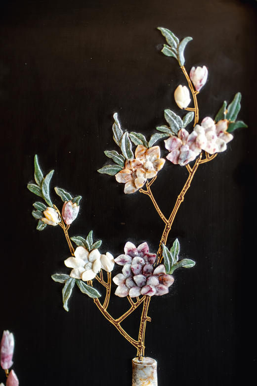 【已售】独角鹿西洋古董20世纪中期中国出品「瓶花仙鹤」主题黑地漆木描金装饰硬石镶嵌双面六曲屏风 商品图12