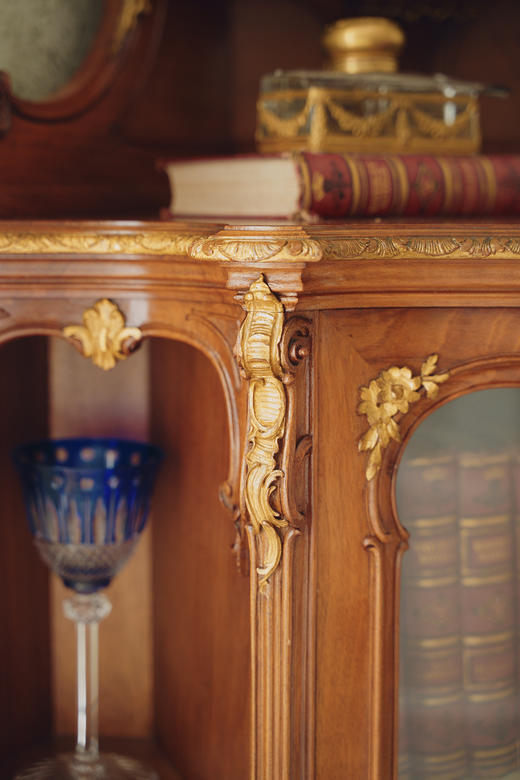 独角鹿西洋古董20世纪初法国出品路易十五风格繁花卷叶主题铜鎏金精雕装饰核桃木玻璃展柜 商品图6