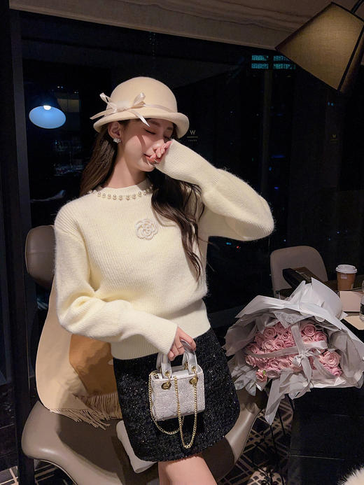 张心子【黑白柏林】赫本风气质高级山茶花珍珠领毛衣 U2512004 商品图8