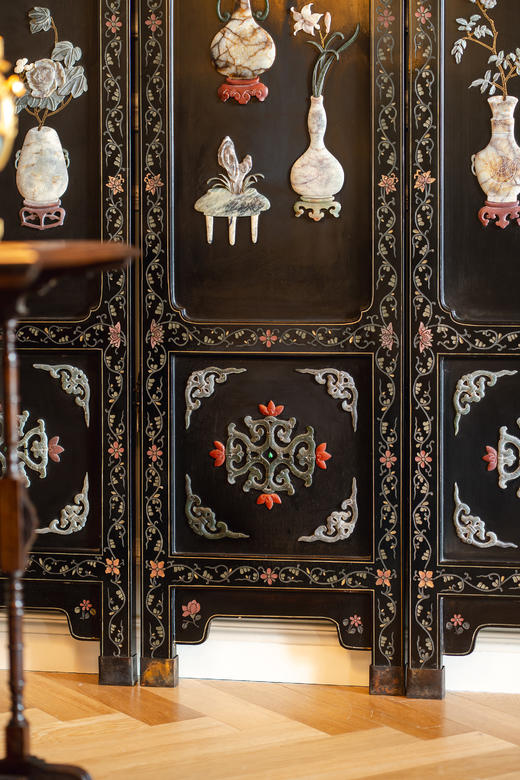 【已售】独角鹿西洋古董20世纪中期中国出品「瓶花仙鹤」主题黑地漆木描金装饰硬石镶嵌双面六曲屏风 商品图4