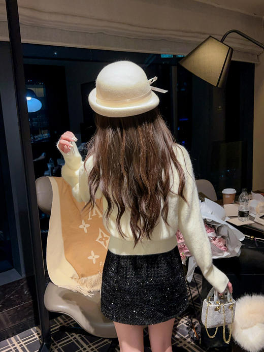 张心子【黑白柏林】赫本风气质高级山茶花珍珠领毛衣 U2512004 商品图7