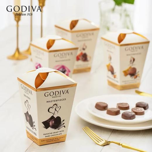 GODIVA巧克力在口感、甜度、配比的把控上精确到一分一毫。坚持选用百分百可可脂，甄选高品质可可豆，经历精细烘焙与匠心调配，呈现出丝滑柔软的可可风味，入口即化，咬一口即被“包裹感”治愈～～ 商品图4