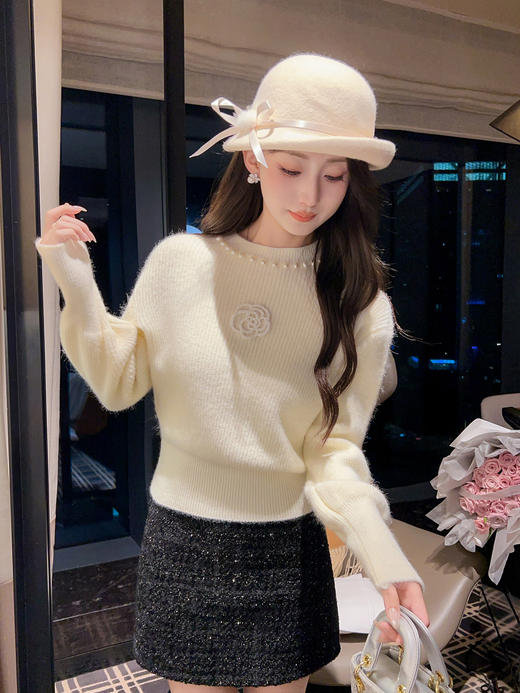 张心子【黑白柏林】赫本风气质高级山茶花珍珠领毛衣 U2512004 商品图6