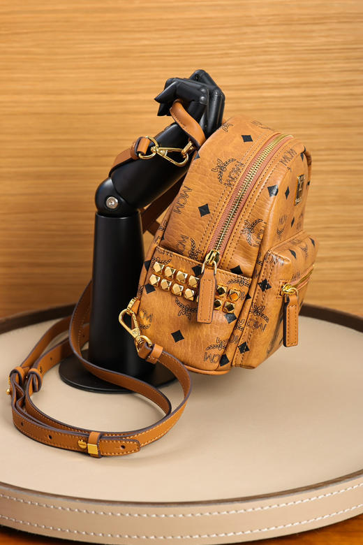 秋冬特惠💰800 原单MCM 原厂皮 𝗫-𝗠𝗶𝗻𝗶迷你铆钉双肩背包MMK6SVE92CO001 经典干邑色 商品图7