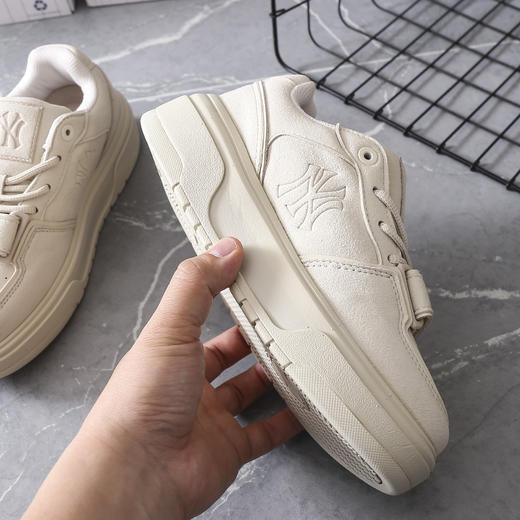 秋冬出街就穿这双#厚底25秋冬新款学长鞋SXP01，情侣款！一双兼具颜值与舒适度的鞋履，无疑是秋冬造型的点睛之笔。经典设计与潮流基因，成为这个季节的穿搭新宠！百搭不挑人，一定要入手一双！ 商品图10