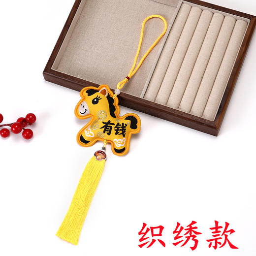 【古风传承❗️锦缎包边香囊】绚丽色彩锦缎材质，复古工艺细腻触感，精工包边复古流苏，多种款式可选，生肖吉祥物挂件新年伴手礼马上有钱有福香包QQ 商品图12