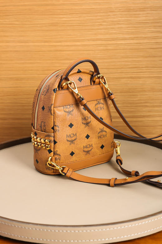 秋冬特惠💰800 原单MCM 原厂皮 𝗫-𝗠𝗶𝗻𝗶迷你铆钉双肩背包MMK6SVE92CO001 经典干邑色 商品图2