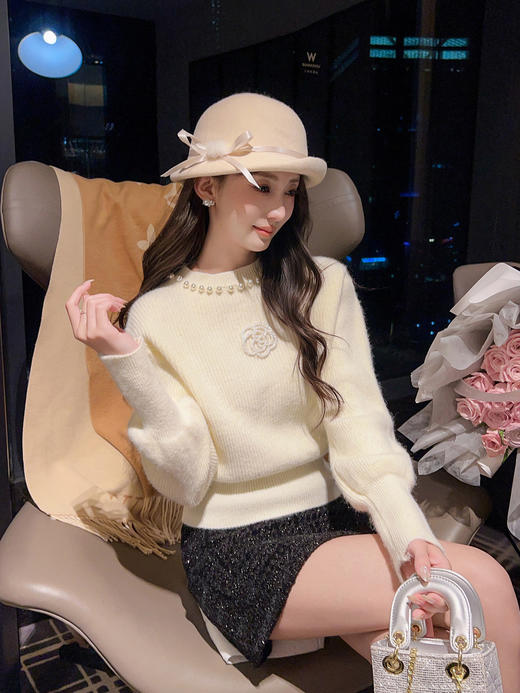 张心子【黑白柏林】赫本风气质高级山茶花珍珠领毛衣 U2512004 商品图4