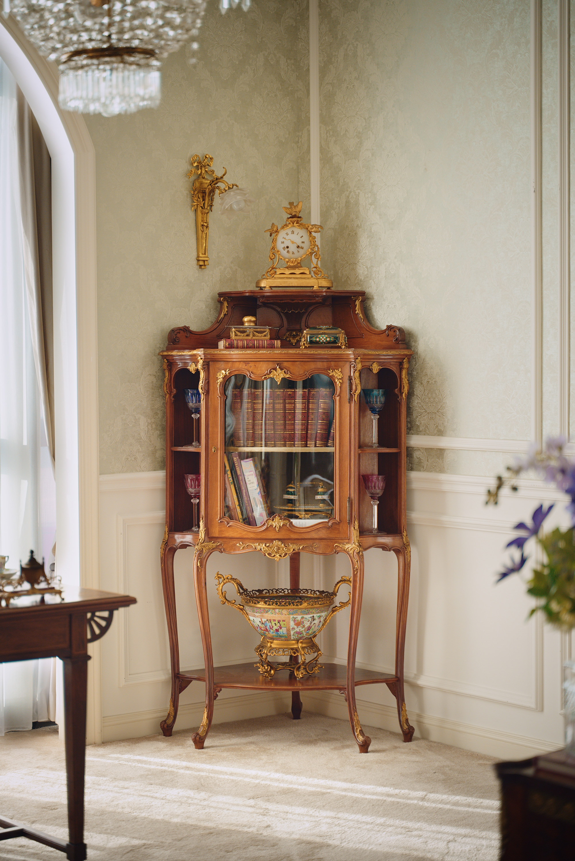 独角鹿西洋古董20世纪初法国出品路易十五风格繁花卷叶主题铜鎏金精雕装饰核桃木玻璃展柜