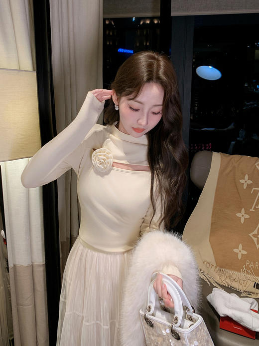 张心子【温暖呼吸】加厚磨毛挖空心机打底衫别致扭结长袖上衣 U2601027 商品图3