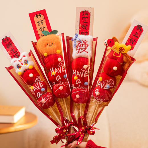 【年味满满❗️糖葫芦毛绒抱抱桶】春节装扮神器，经典招财元素，拍照打卡超出片，过年春节装扮摆件元旦跨年拍照道具QQ 商品图2