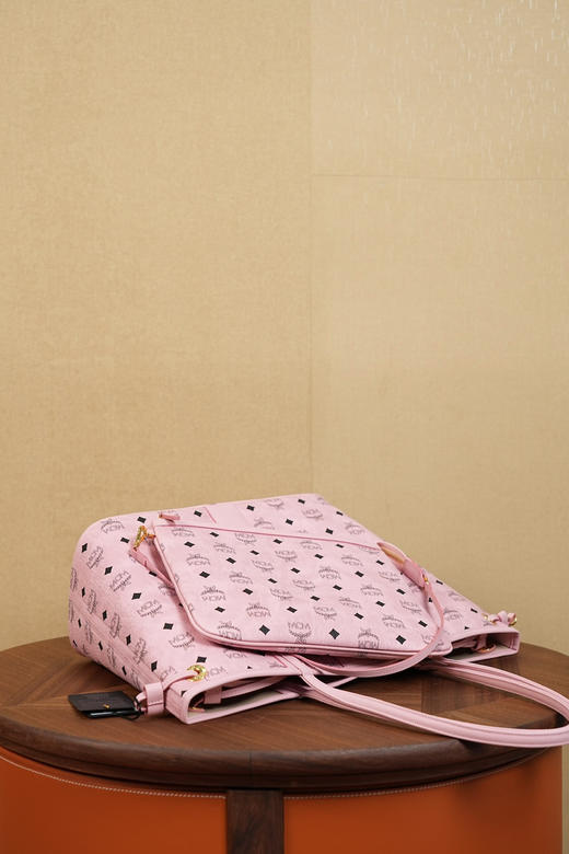秋冬特惠💰900 原单MCM 原厂皮 新配色 中号粉色双面购物袋MWPCSVI01CO001 Soft Pink粉色 商品图4