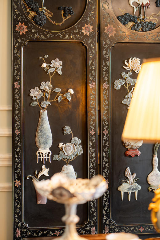 【已售】独角鹿西洋古董20世纪中期中国出品「瓶花仙鹤」主题黑地漆木描金装饰硬石镶嵌双面六曲屏风 商品图8