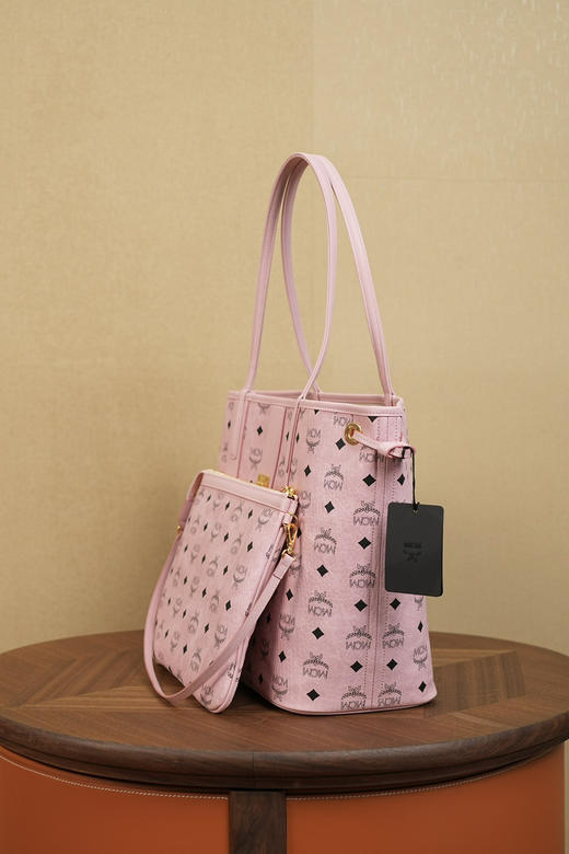 秋冬特惠💰900 原单MCM 原厂皮 新配色 中号粉色双面购物袋MWPCSVI01CO001 Soft Pink粉色 商品图8